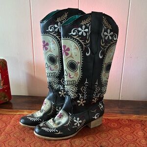 Black and White Skull Design Cowboy Boots